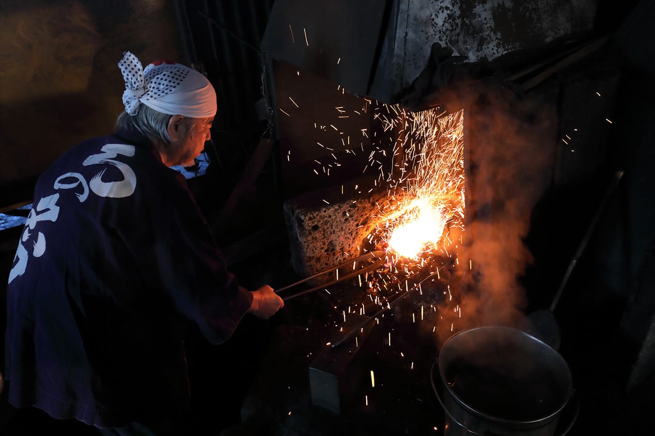 A job delivering knives made using the same methods as Japanese swordsmiths to fans around the world fans around the world